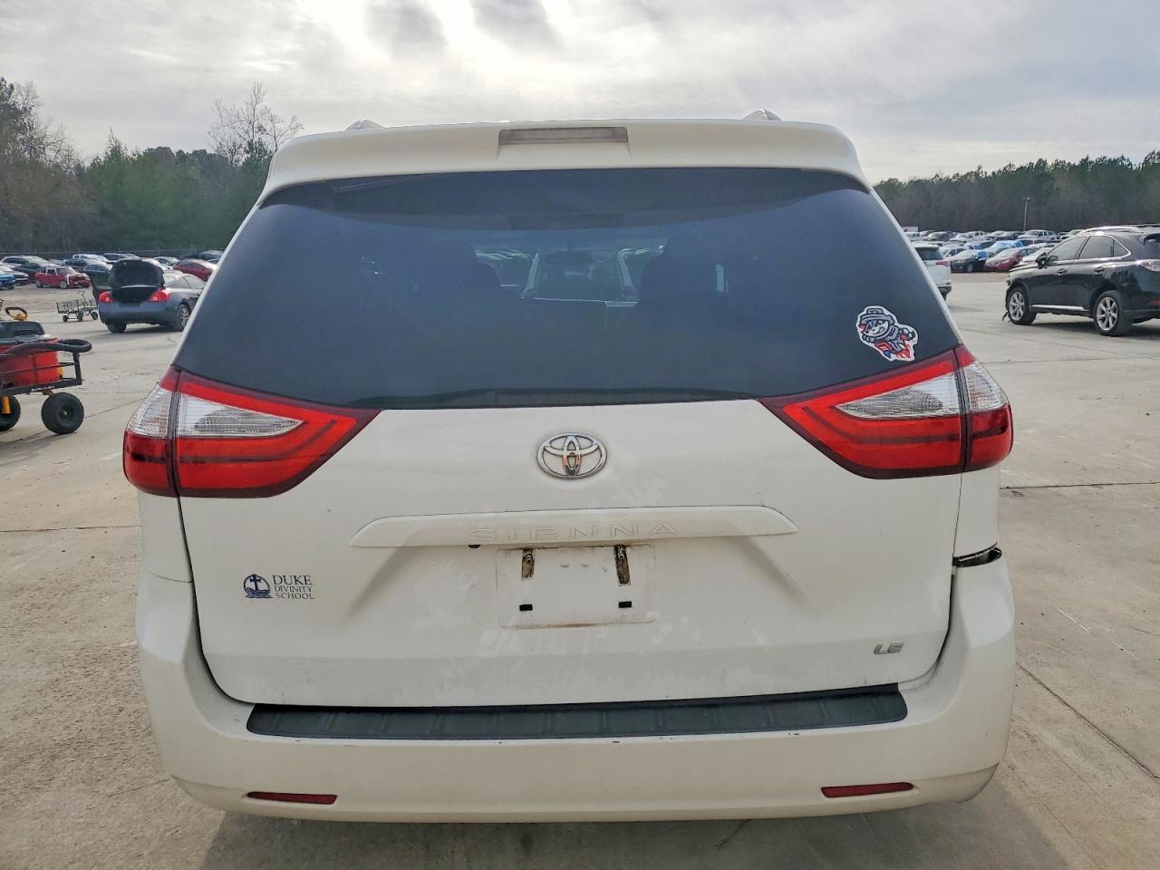 2015 TOYOTA SIENNA LE photo 6