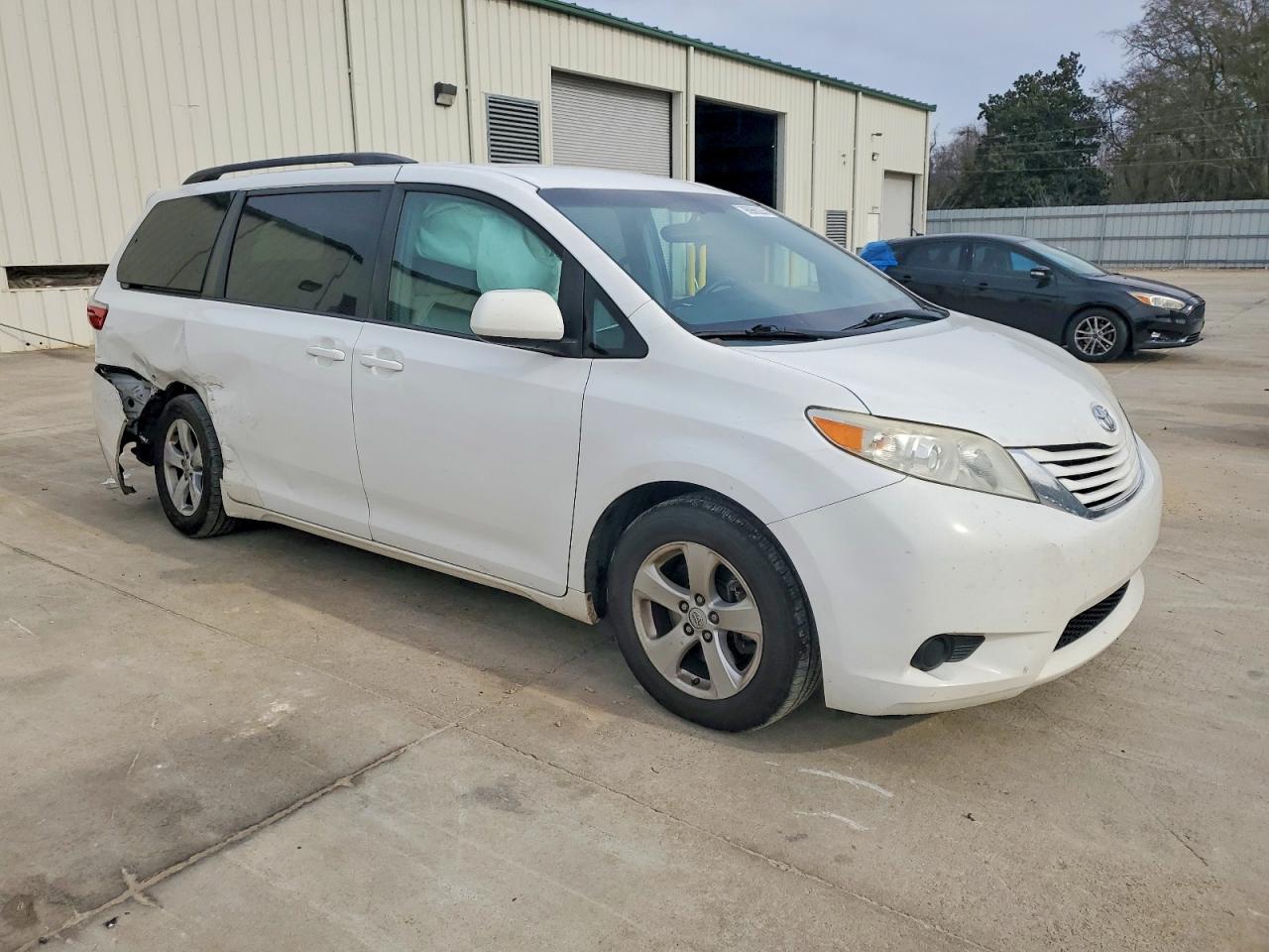 2015 TOYOTA SIENNA LE photo 4