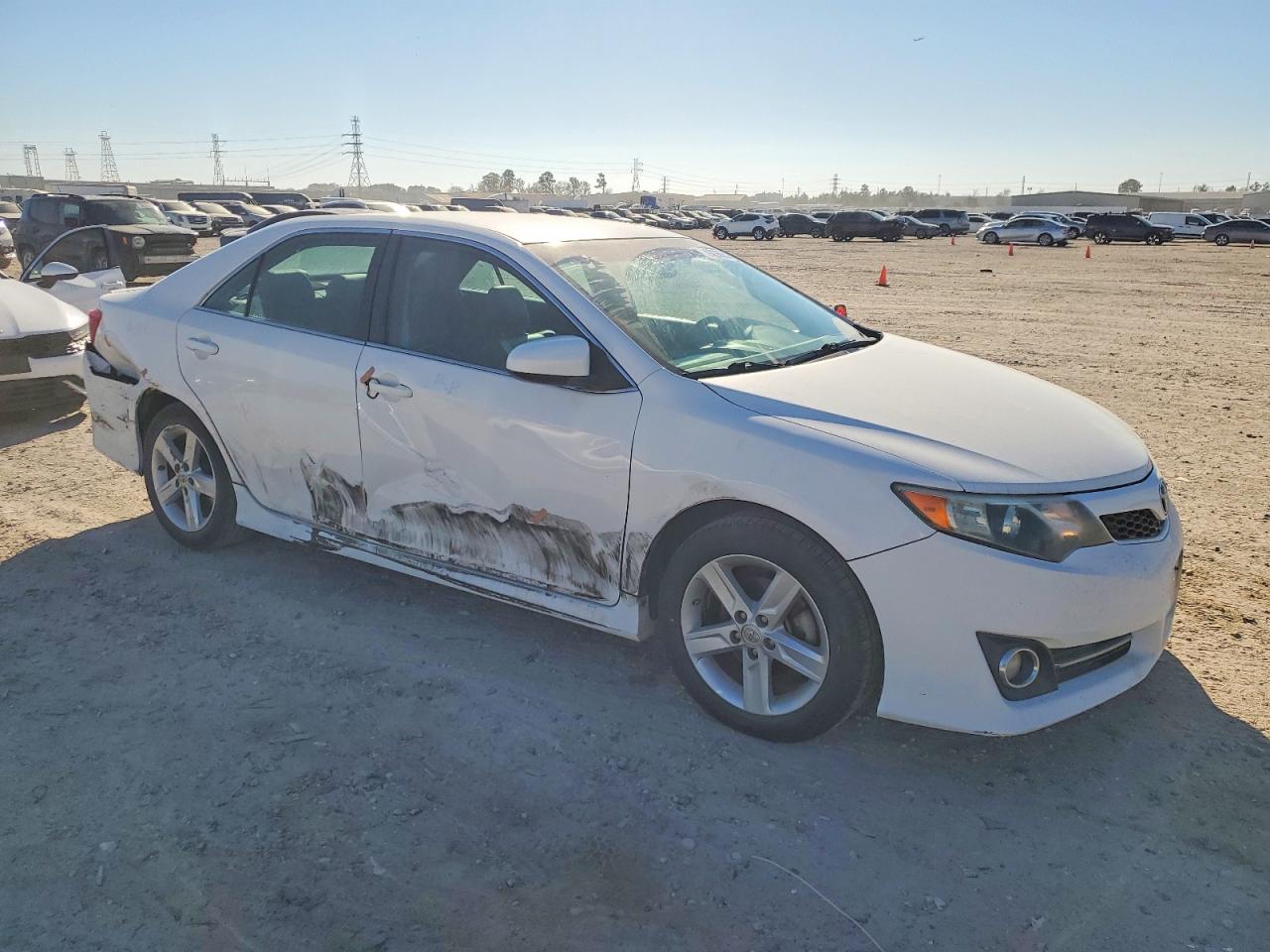 2014 TOYOTA CAMRY L photo 4