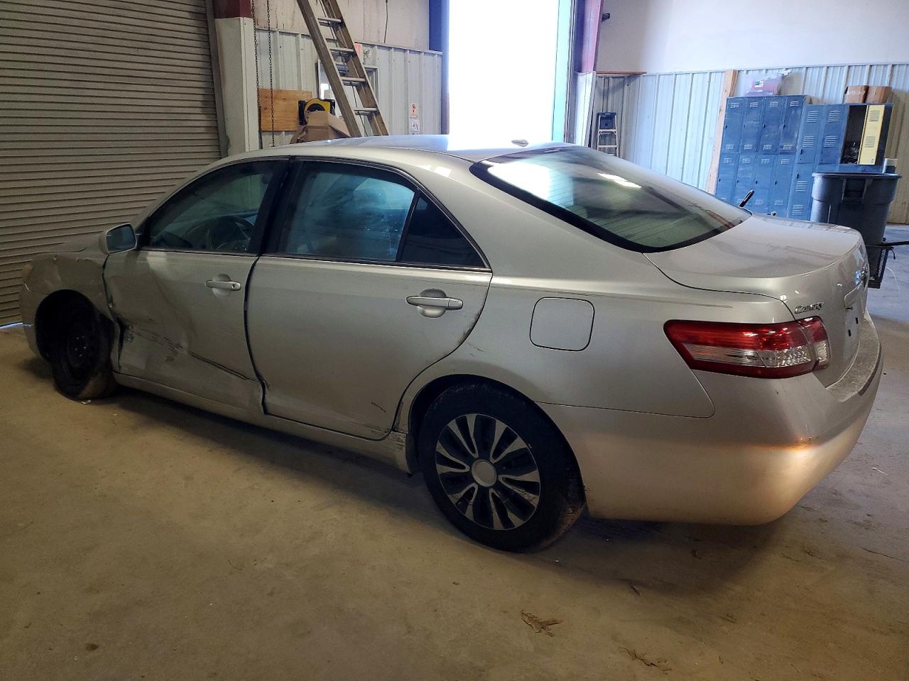 2010 TOYOTA CAMRY BASE photo 3