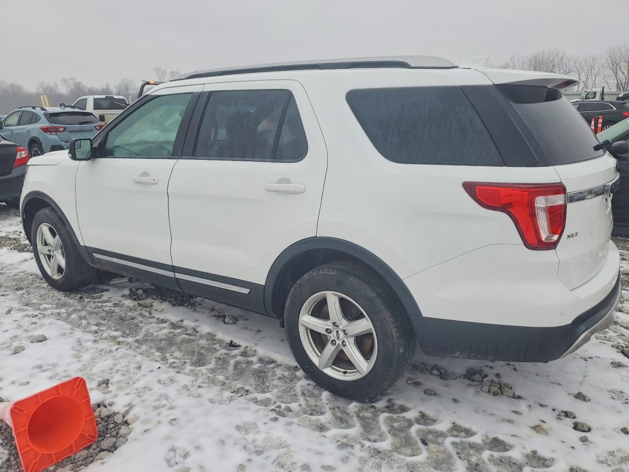 2016 FORD EXPLORER XLT photo 2