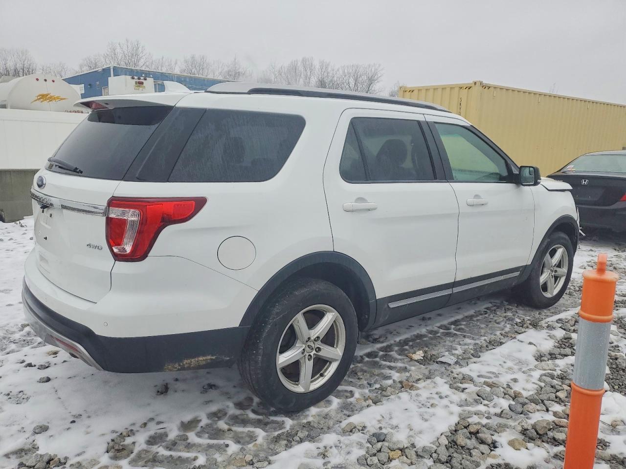 2016 FORD EXPLORER XLT photo 3
