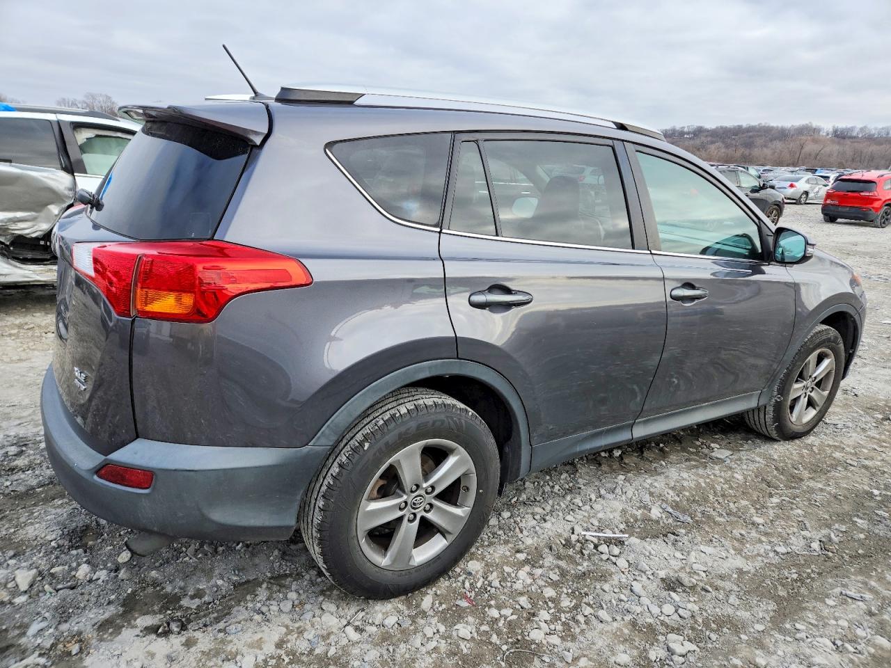 2015 TOYOTA RAV4 XLE photo 3
