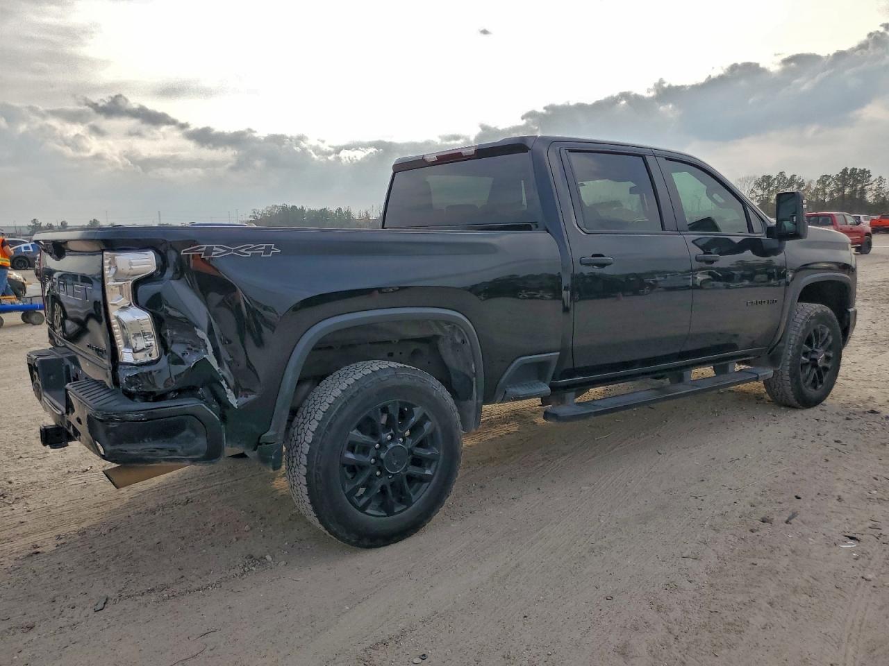 2025 CHEVROLET SILVERADO K2500 CUSTOM photo 3