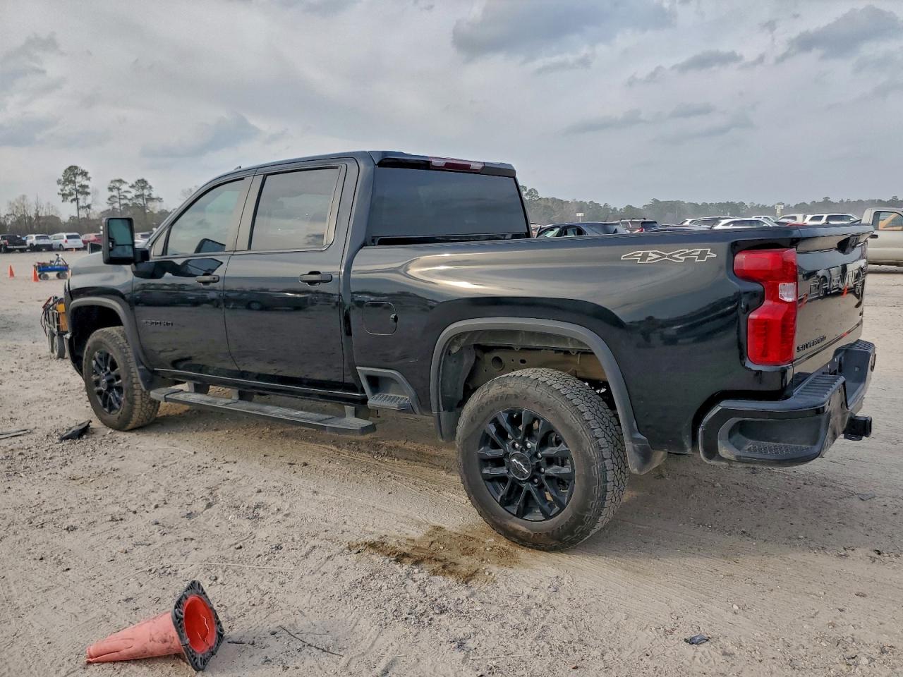 2025 CHEVROLET SILVERADO K2500 CUSTOM photo 2