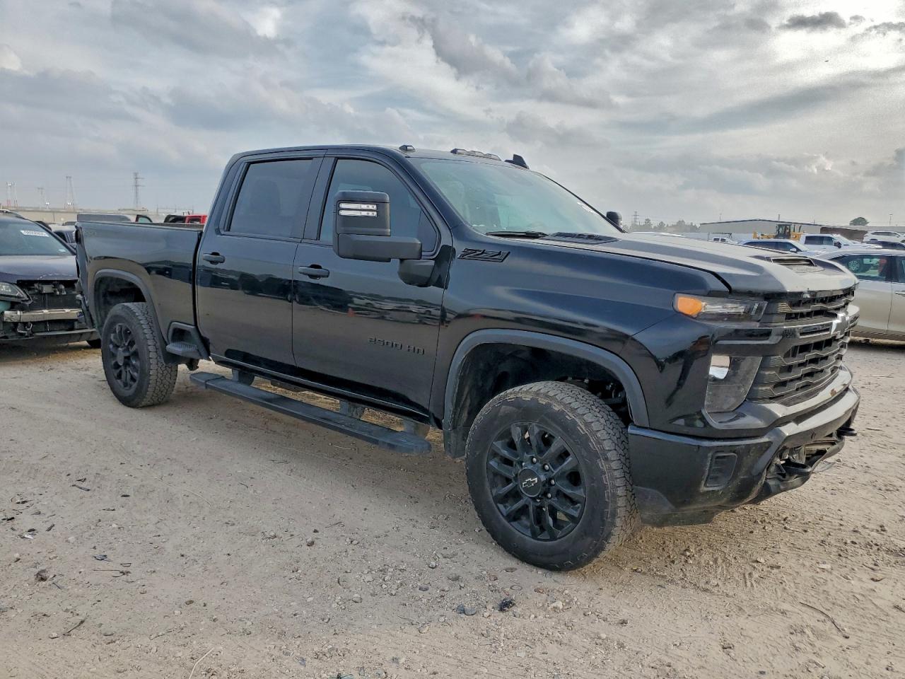 2025 CHEVROLET SILVERADO K2500 CUSTOM photo 4