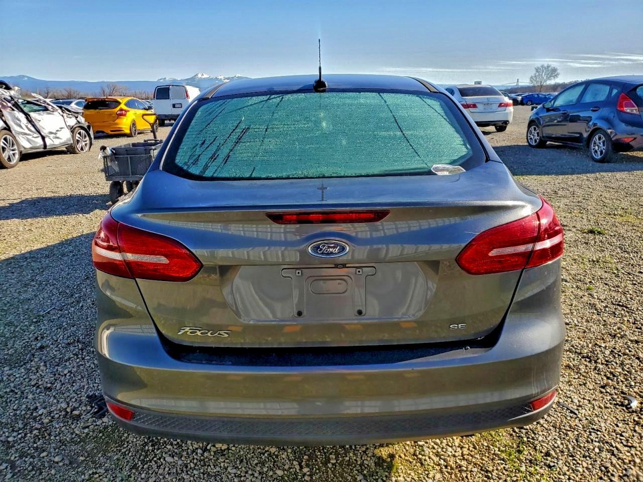 2017 FORD FOCUS SE photo 6