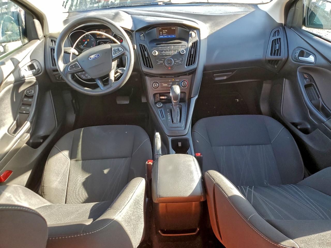 2017 FORD FOCUS SE photo 8