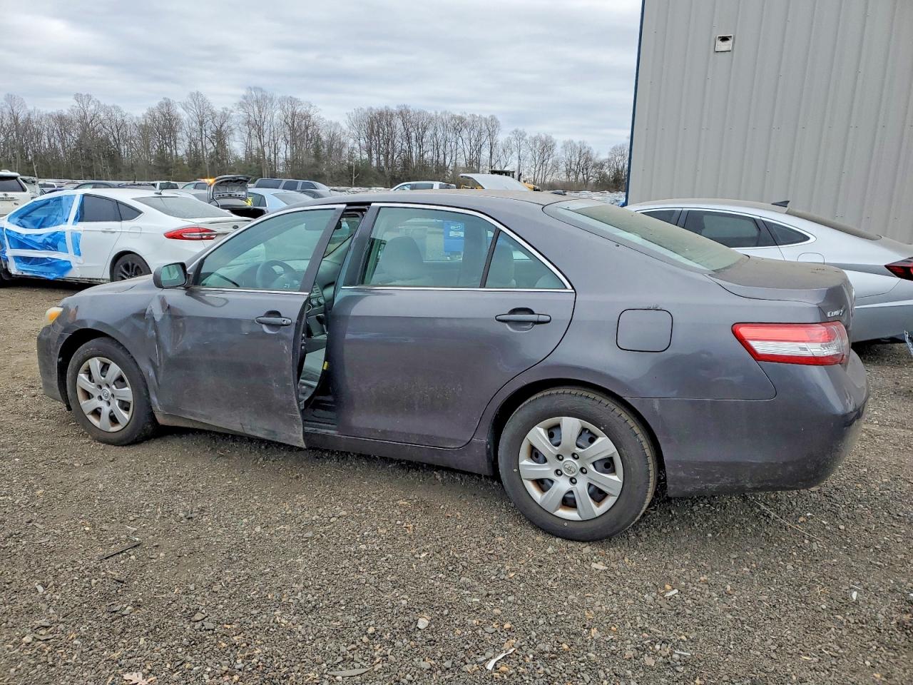2011 TOYOTA CAMRY BASE photo 2