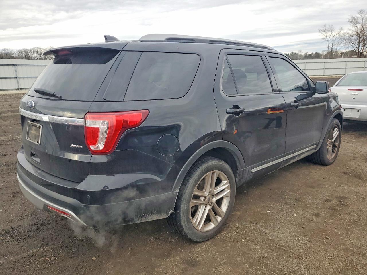 2017 FORD EXPLORER XLT photo 3