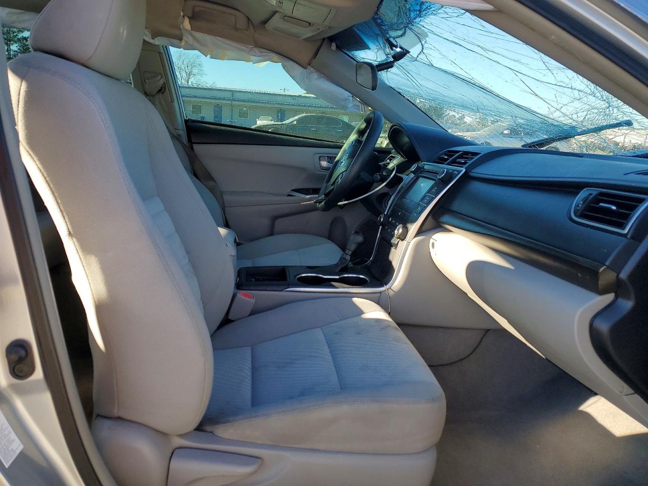 2015 TOYOTA CAMRY LE photo 19