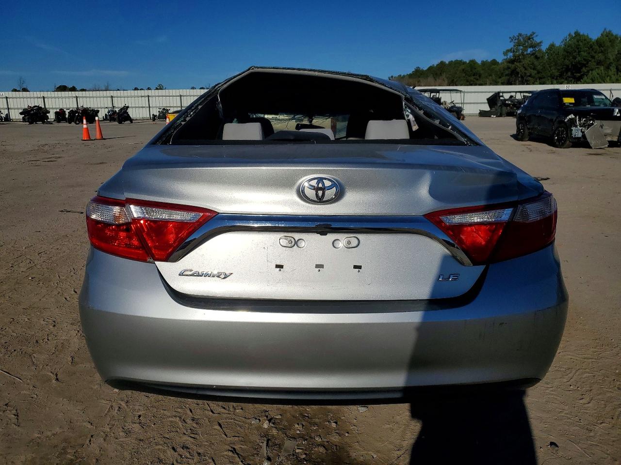 2015 TOYOTA CAMRY LE photo 16