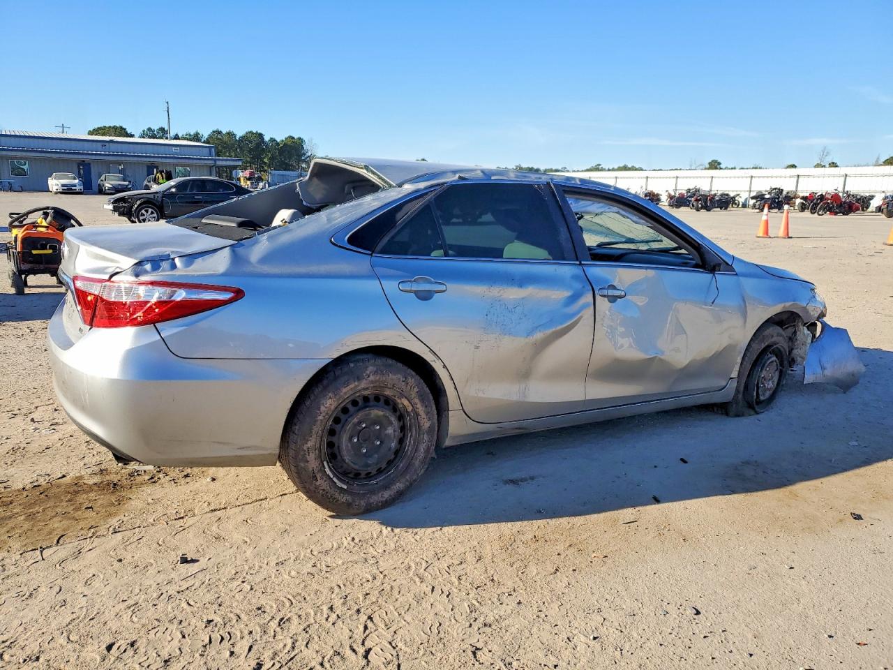 2015 TOYOTA CAMRY LE photo 7