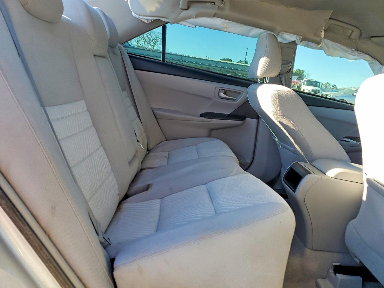 2015 TOYOTA CAMRY LE photo 28