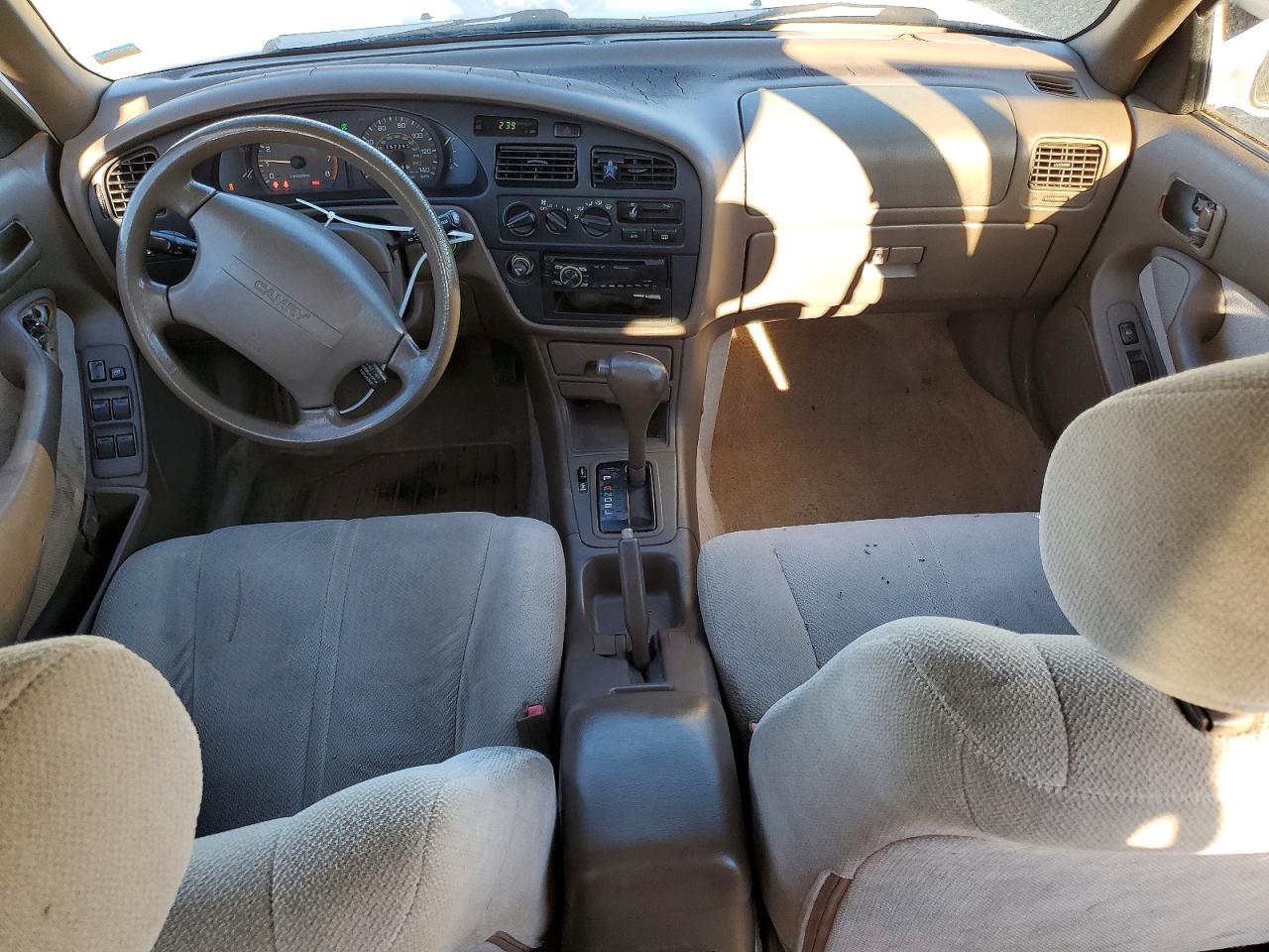 1995 TOYOTA CAMRY LE photo 8