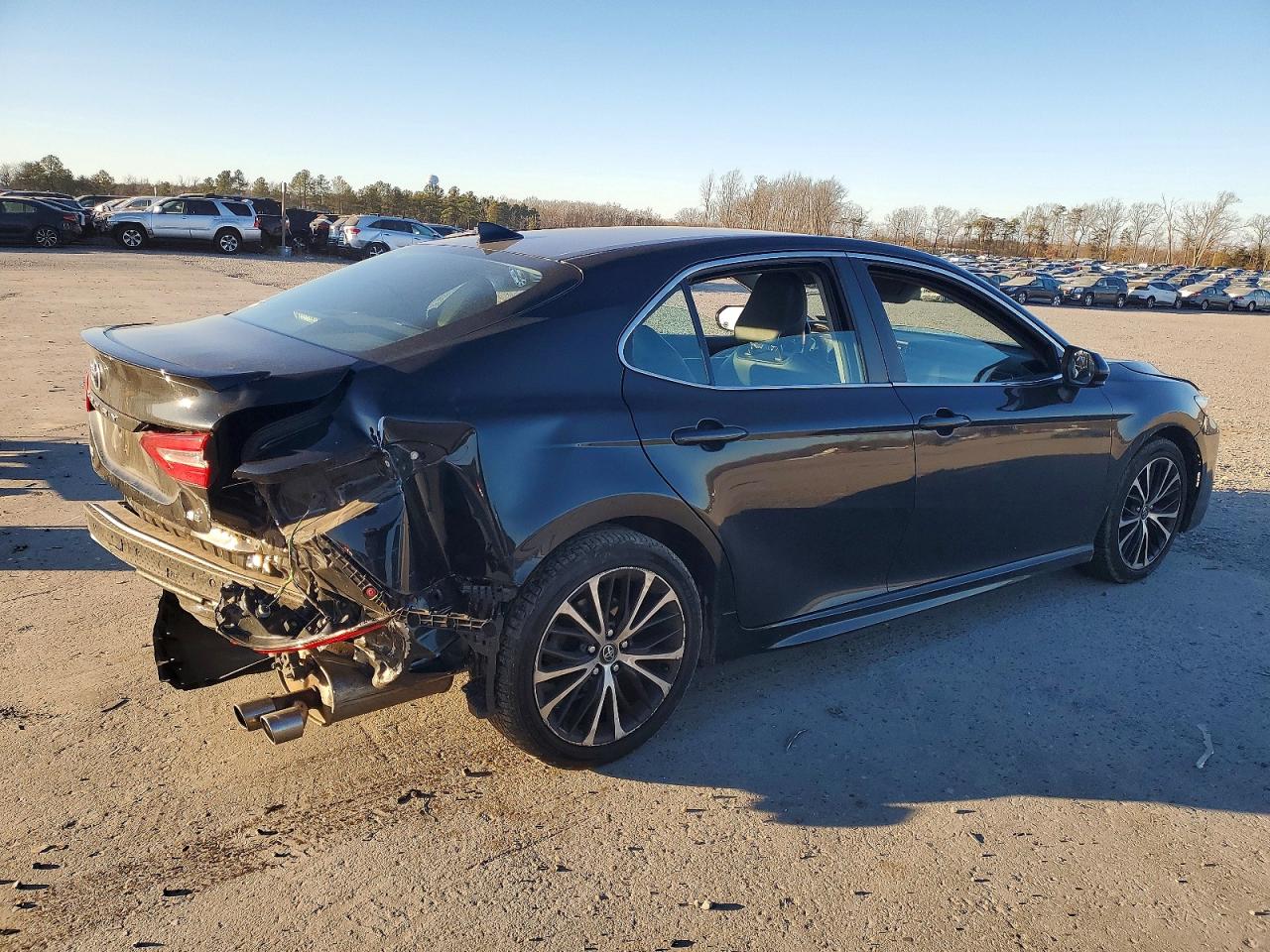 2020 TOYOTA CAMRY SE photo 3