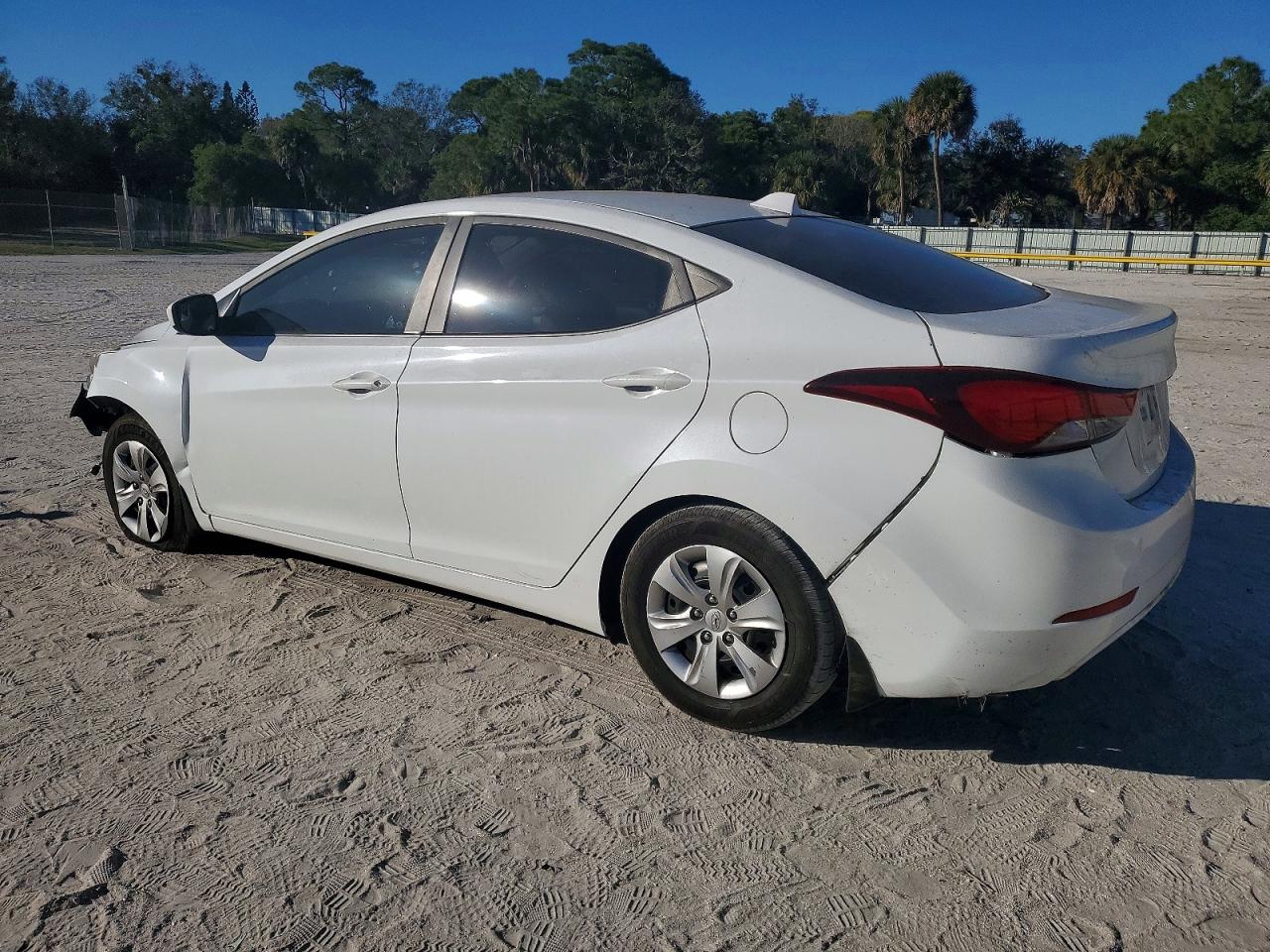 2016 HYUNDAI ELANTRA SE photo 2