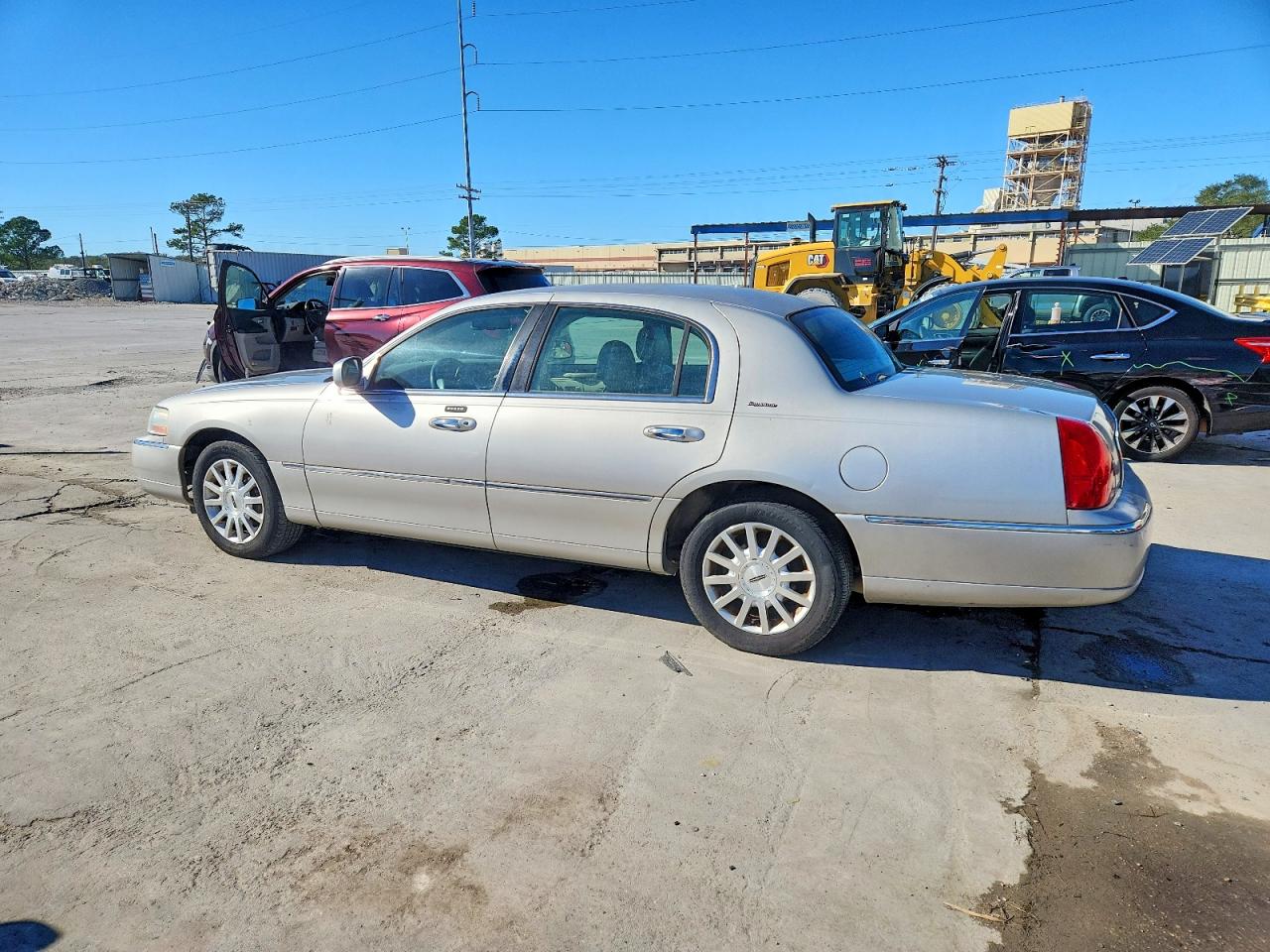 2007 LINCOLN TOWN CAR SIGNATURE photo 2