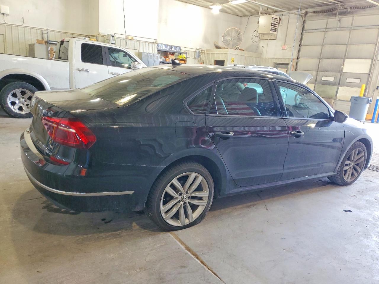2019 VOLKSWAGEN PASSAT WOLFSBURG photo 3