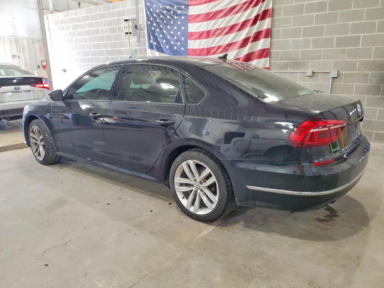 2019 VOLKSWAGEN PASSAT WOLFSBURG photo 2