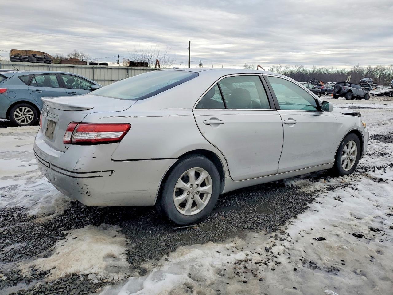2011 TOYOTA CAMRY BASE photo 3