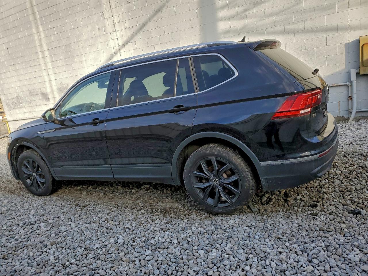2024 VOLKSWAGEN TIGUAN SE photo 2