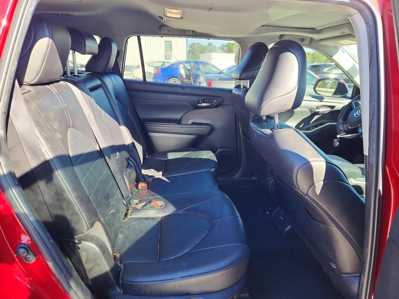 2022 TOYOTA HIGHLANDER XLE photo 10