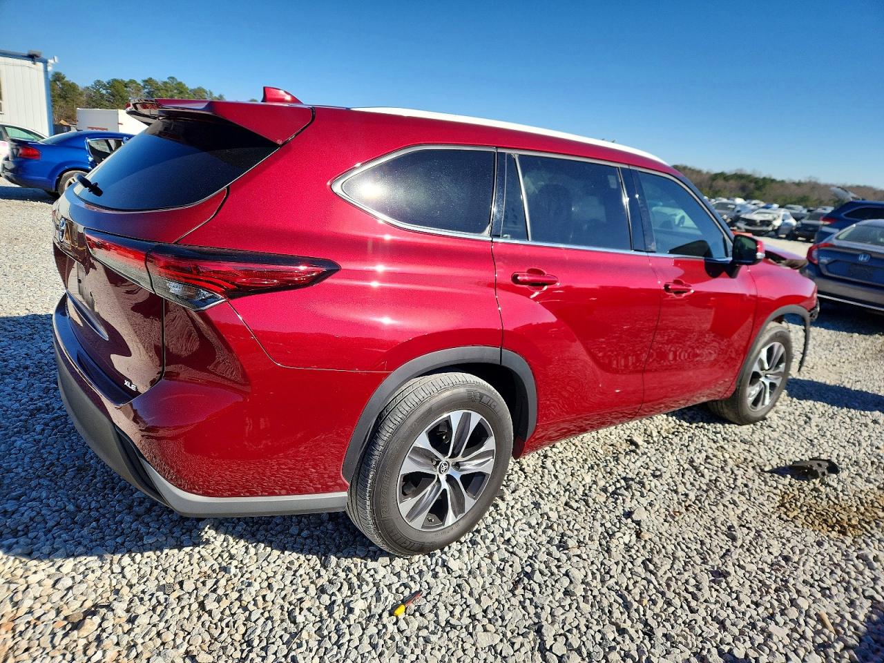2022 TOYOTA HIGHLANDER XLE photo 3