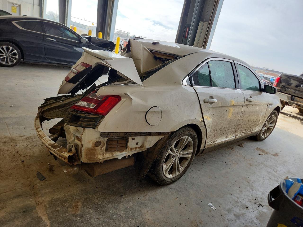 2015 FORD TAURUS SEL photo 3