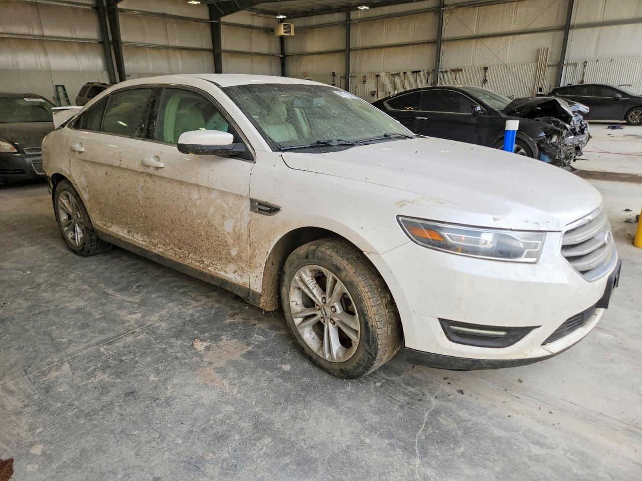 2015 FORD TAURUS SEL photo 4