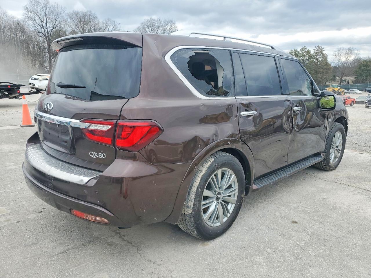 2019 INFINITI QX80 LUXE photo 5
