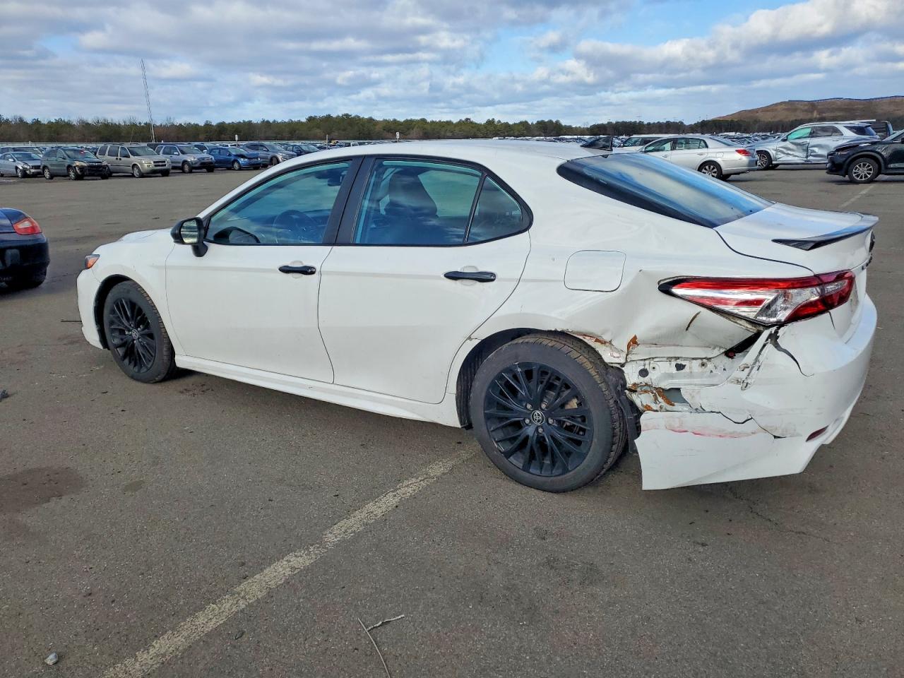 2020 TOYOTA CAMRY SE photo 3
