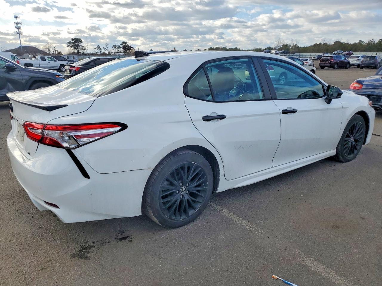 2020 TOYOTA CAMRY SE photo 5