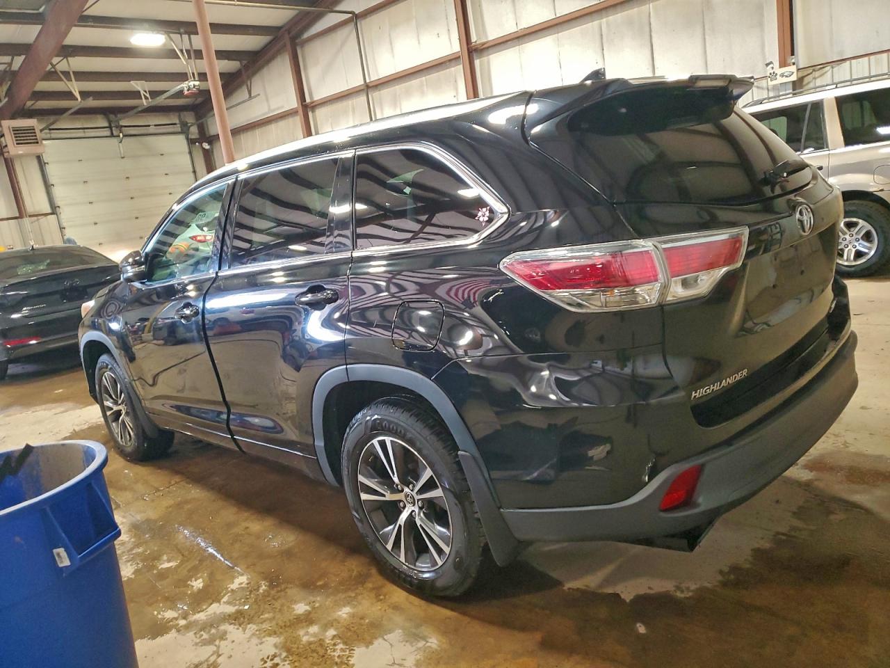 2016 TOYOTA HIGHLANDER XLE photo 2
