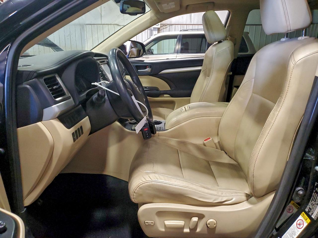 2016 TOYOTA HIGHLANDER XLE photo 7