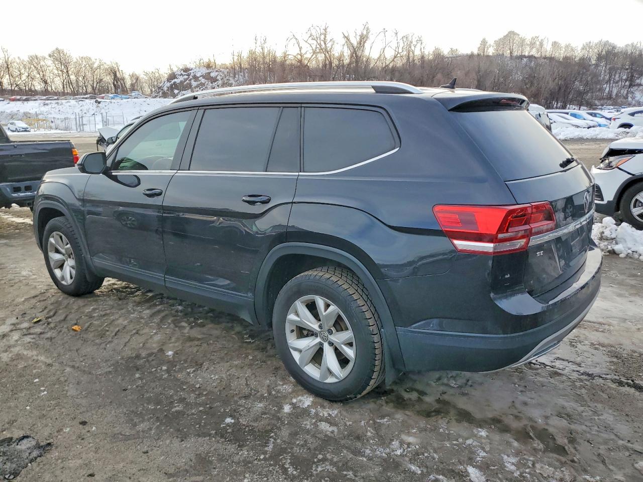 2018 VOLKSWAGEN ATLAS SE photo 2