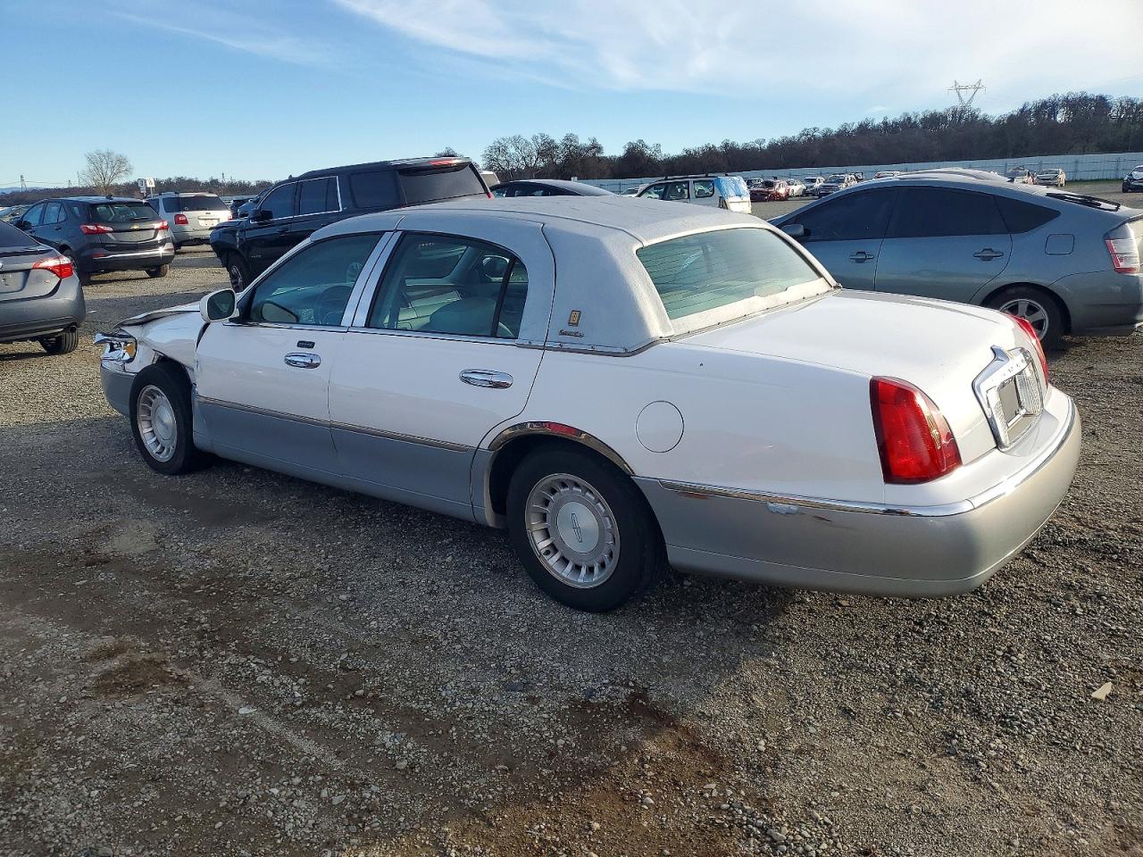 2001 LINCOLN TOWN CAR EXECUTIVE photo 2