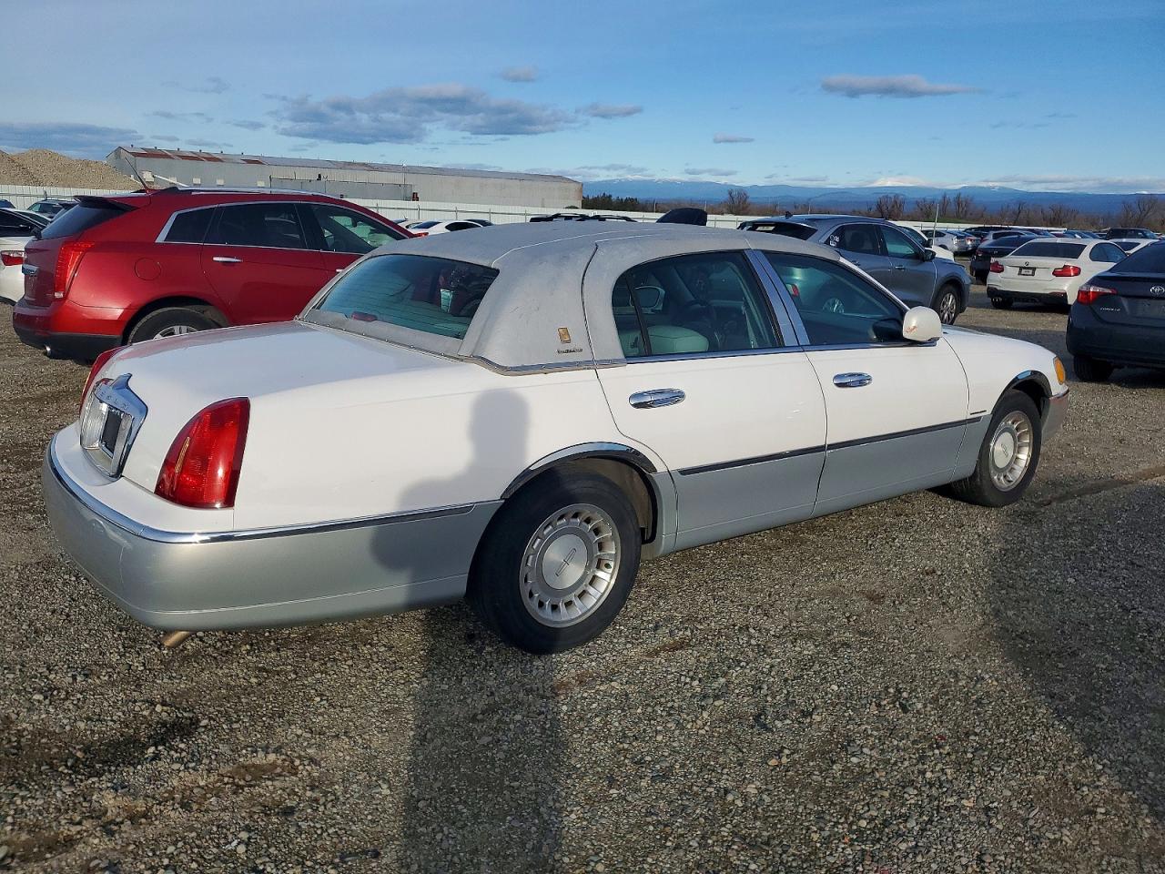 2001 LINCOLN TOWN CAR EXECUTIVE photo 3