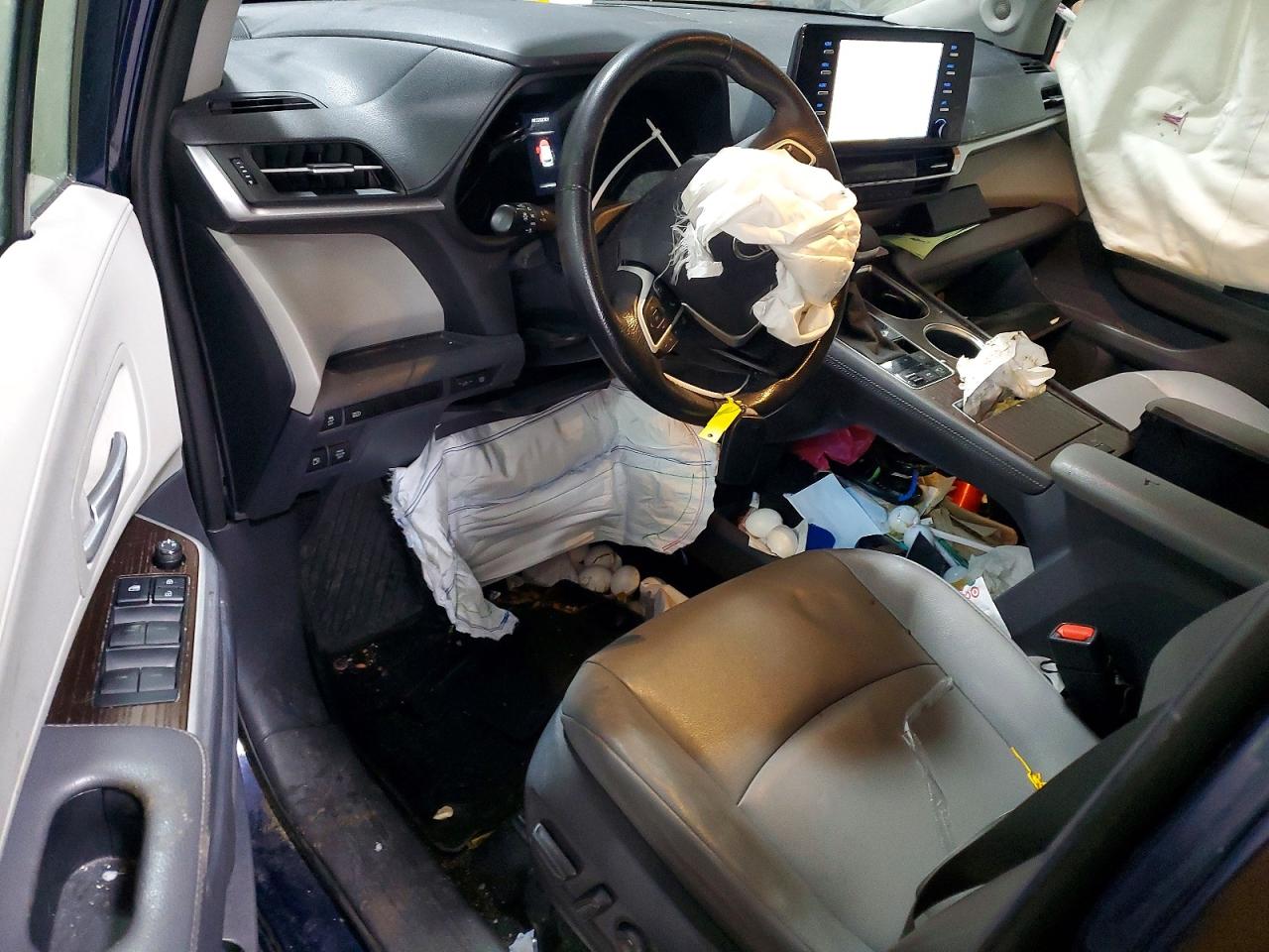 2021 TOYOTA SIENNA XLE photo 29