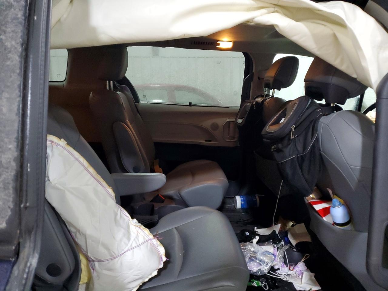 2021 TOYOTA SIENNA XLE photo 41