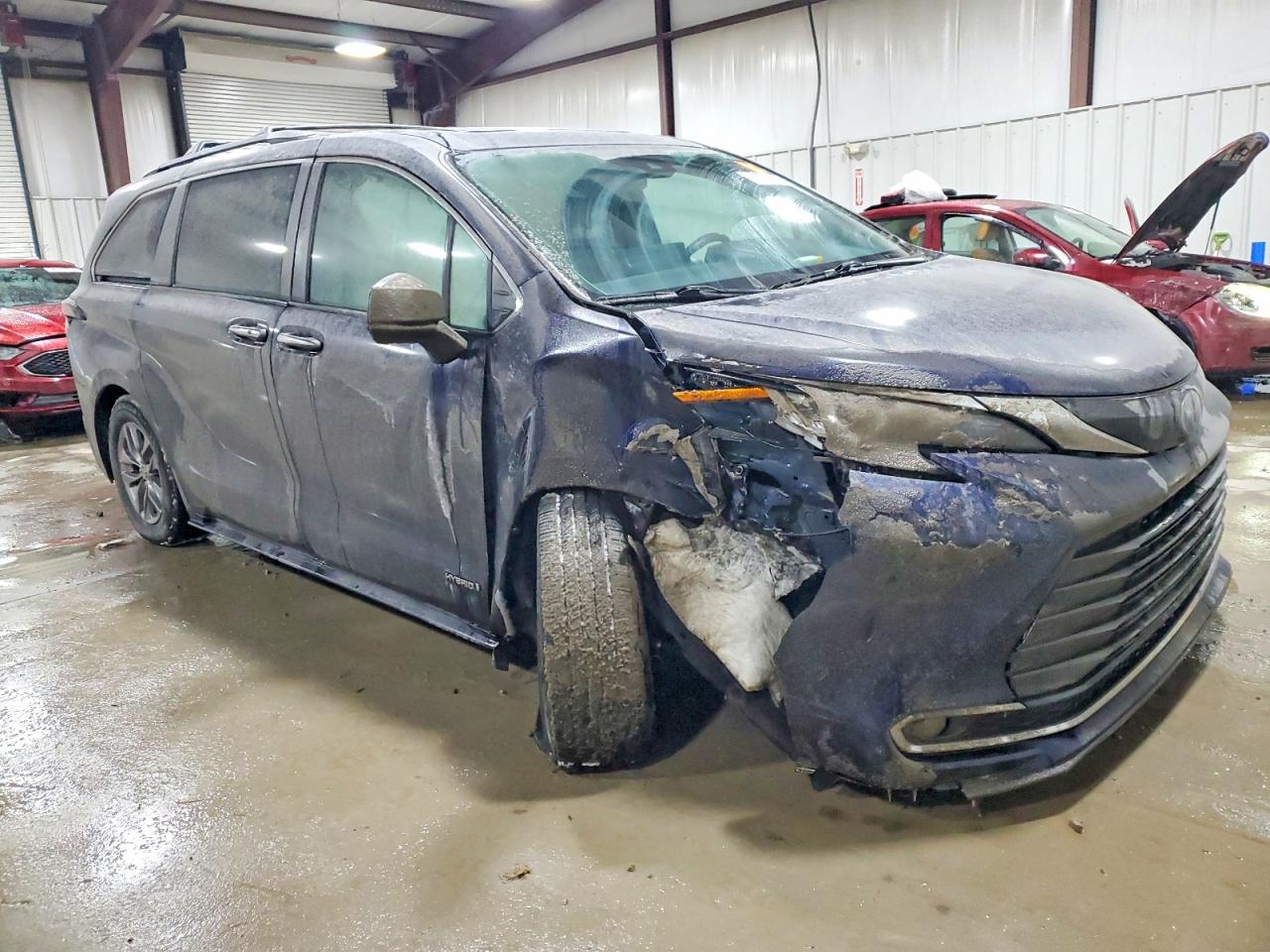 2021 TOYOTA SIENNA XLE photo 13