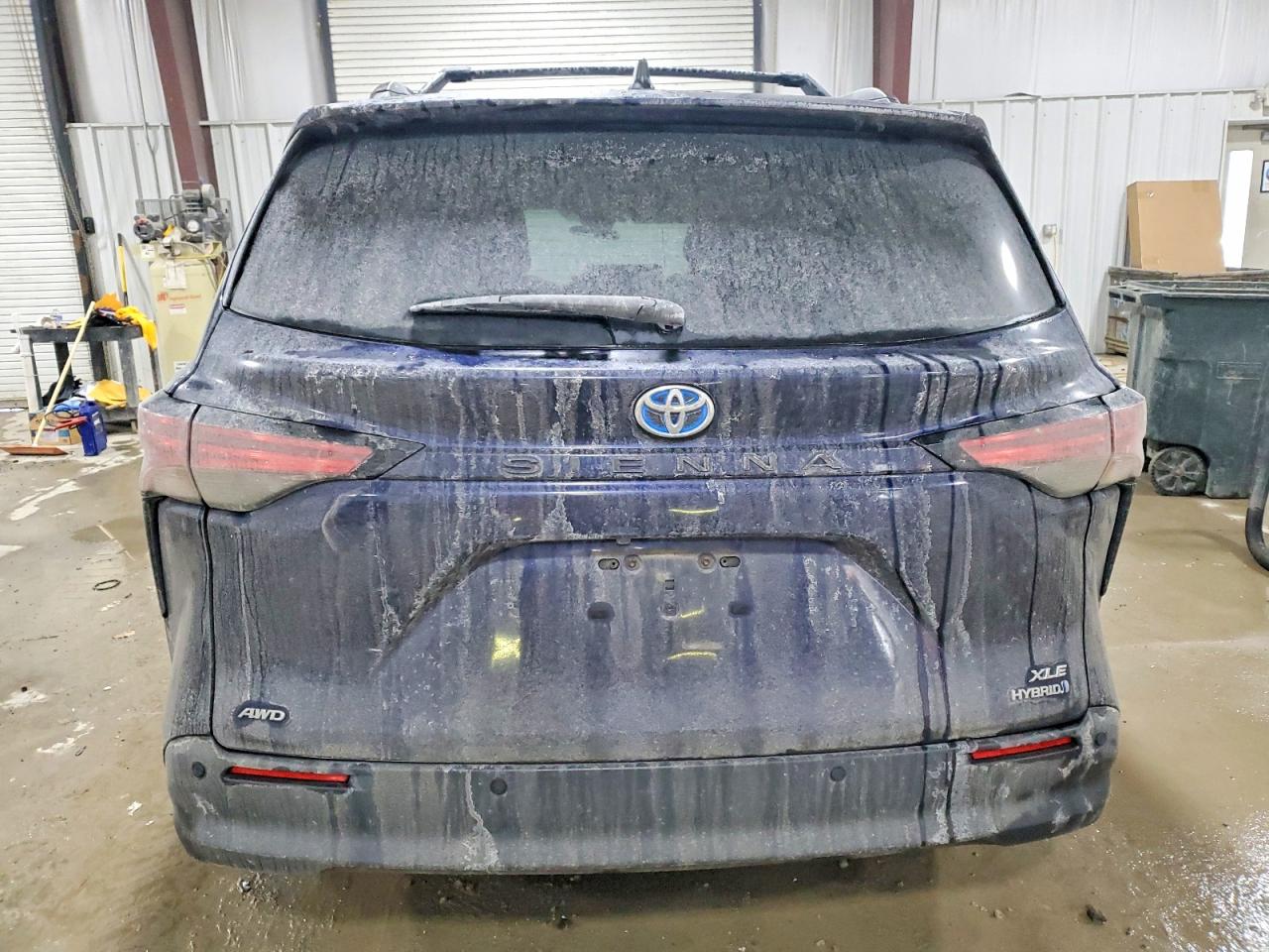 2021 TOYOTA SIENNA XLE photo 21
