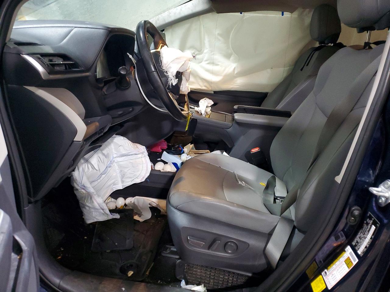 2021 TOYOTA SIENNA XLE photo 25