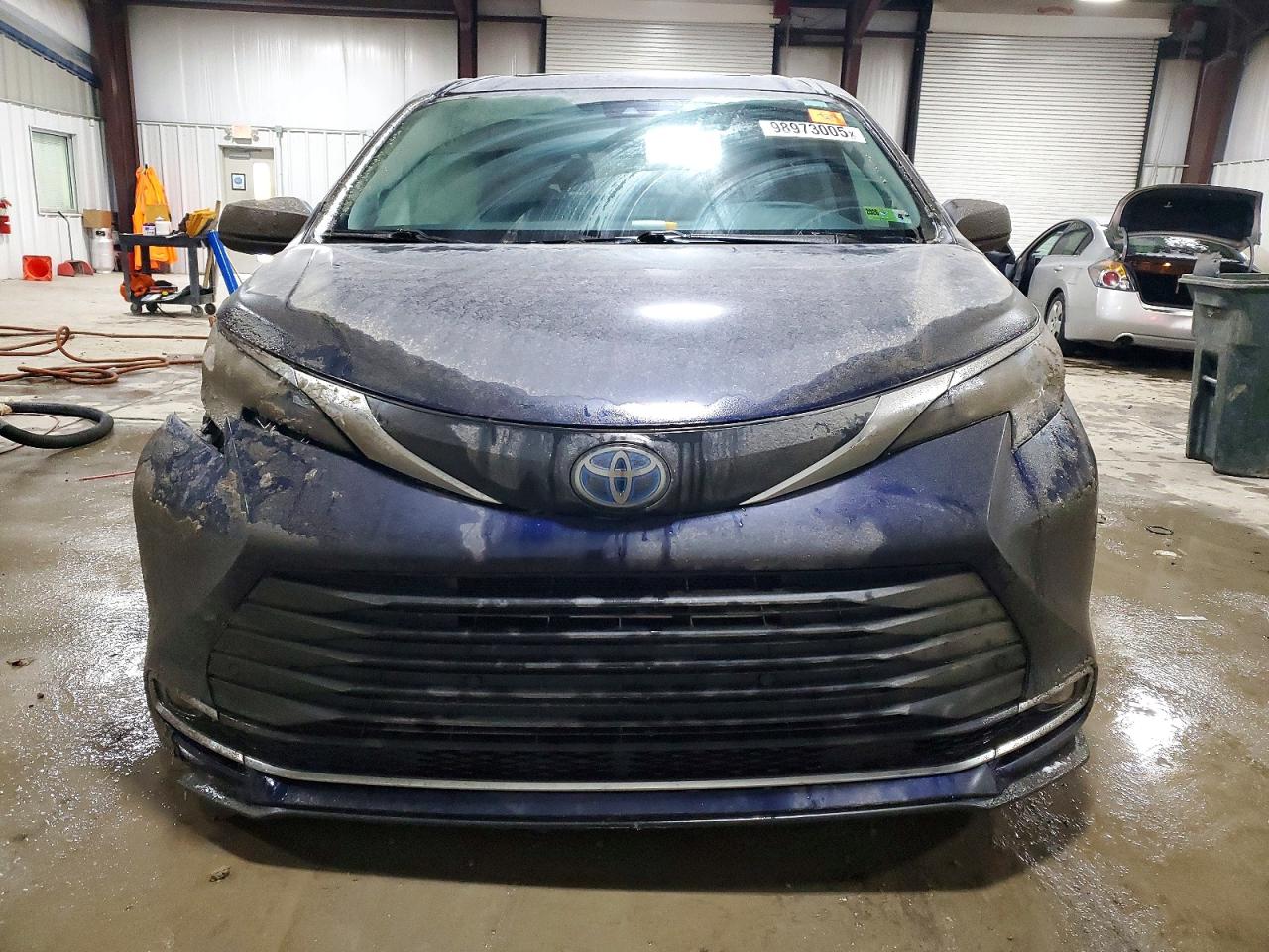 2021 TOYOTA SIENNA XLE photo 17