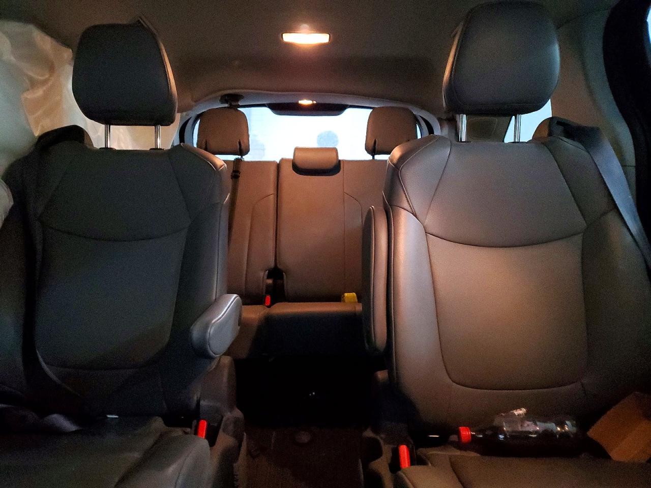 2021 TOYOTA SIENNA XLE photo 37