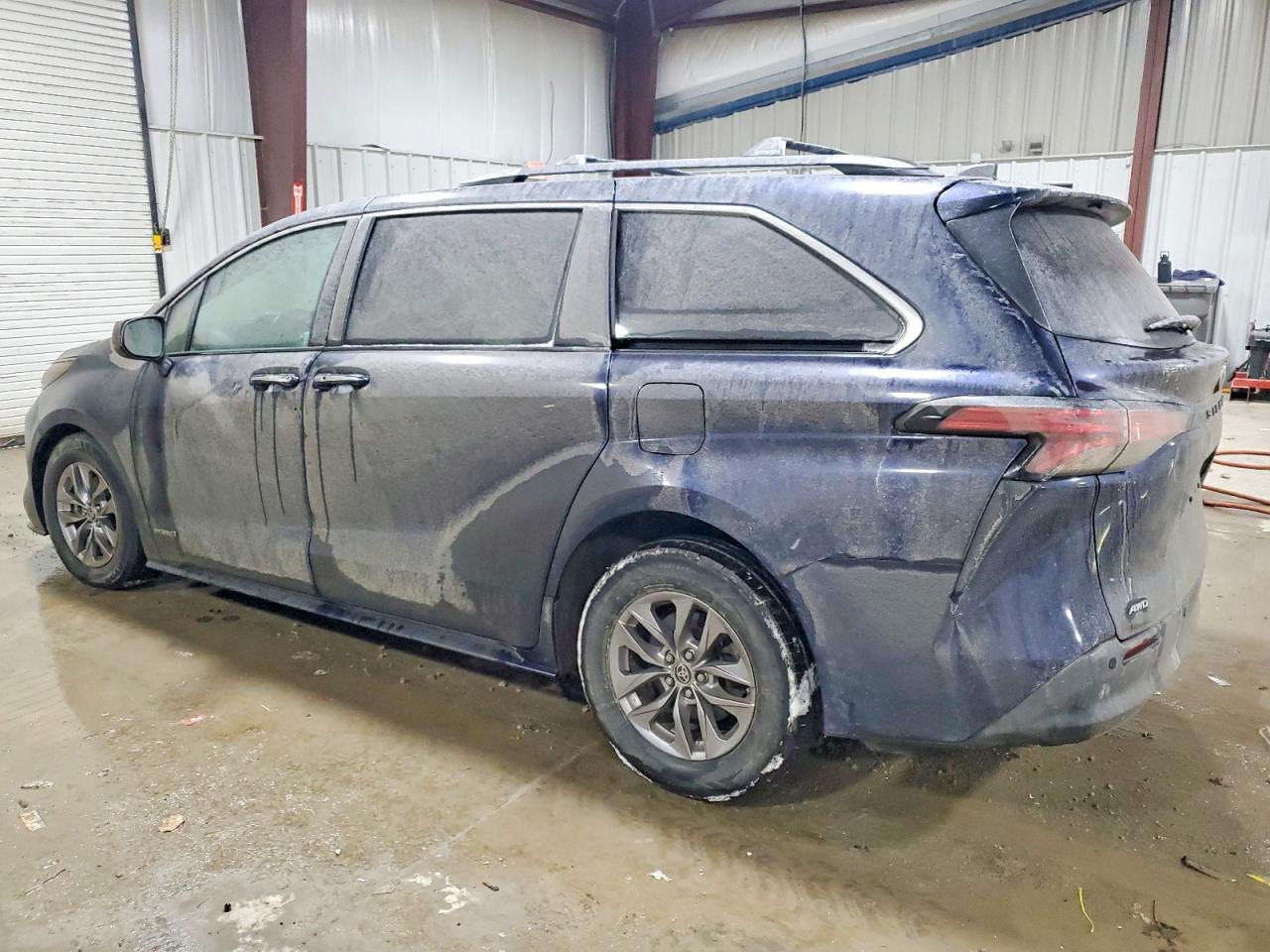 2021 TOYOTA SIENNA XLE photo 5