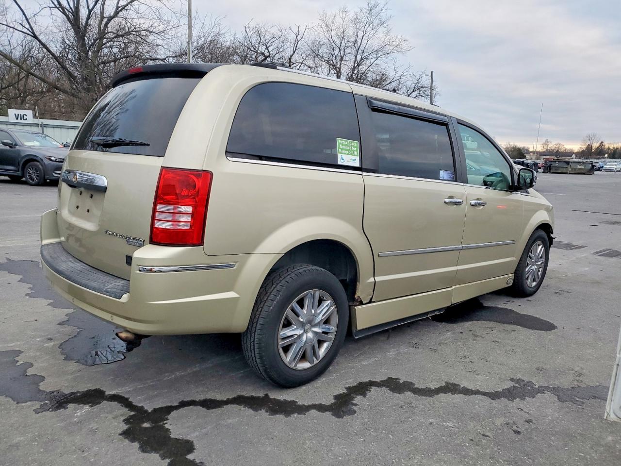 2010 CHRYSLER TOWN & COUNTRY LIMITED photo 3