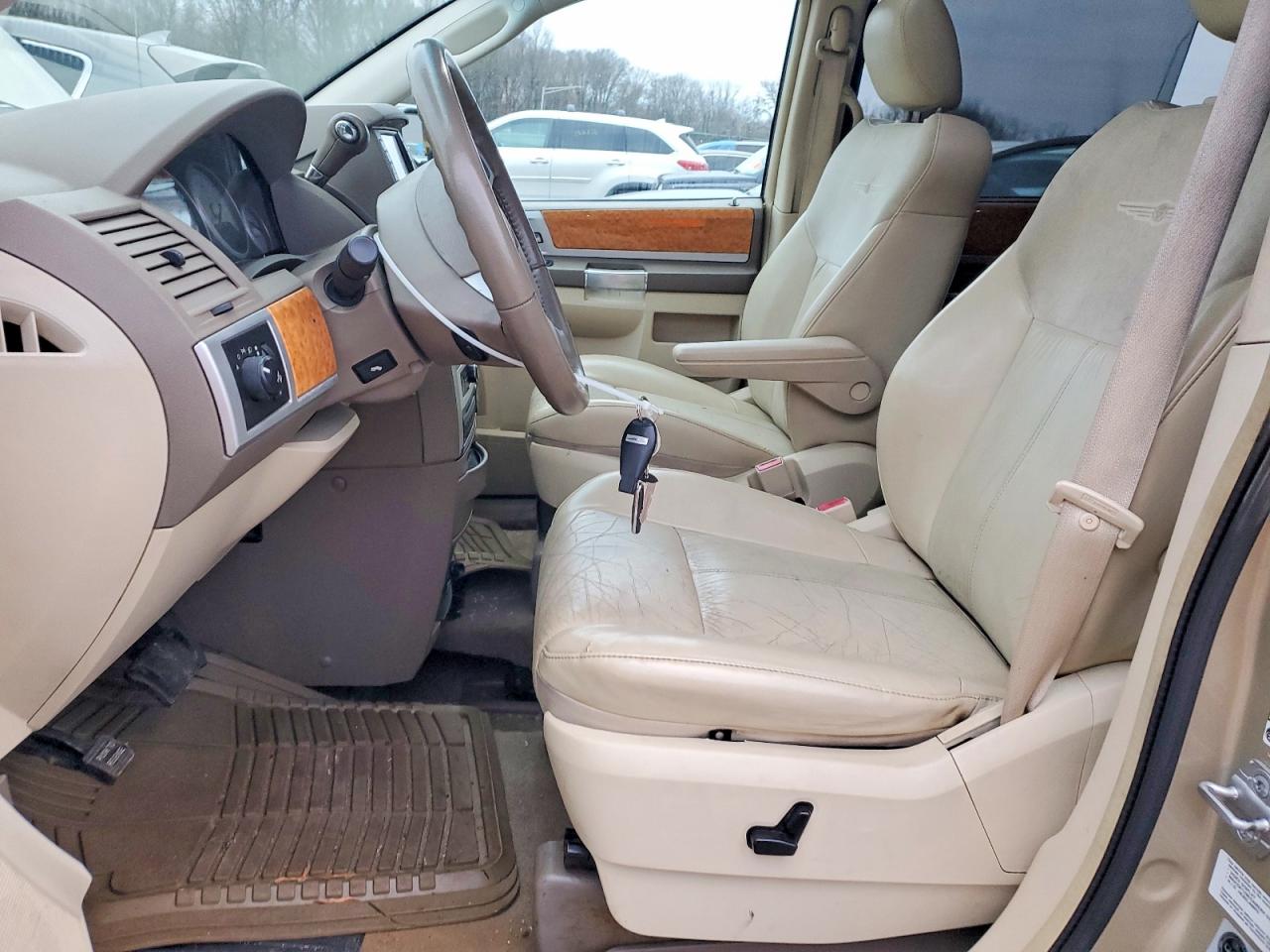 2010 CHRYSLER TOWN & COUNTRY LIMITED photo 7