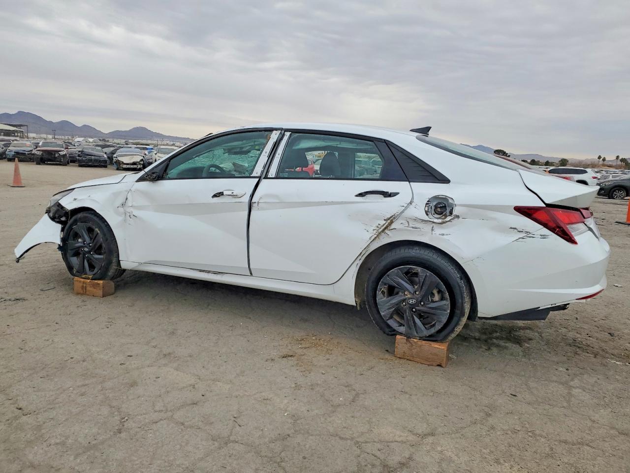 2021 HYUNDAI ELANTRA SEL photo 2