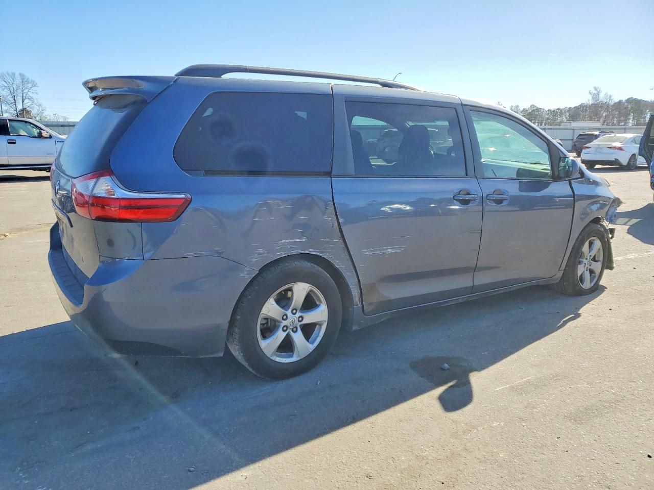 2015 TOYOTA SIENNA LE photo 3